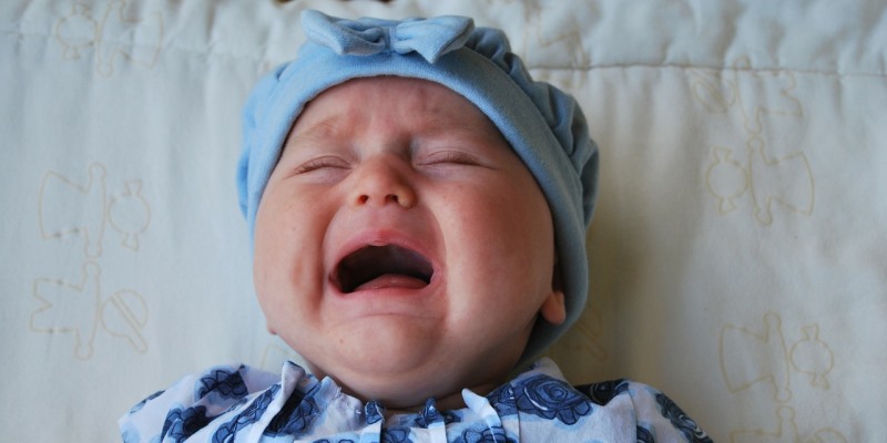 dlaczego noworodek płacze