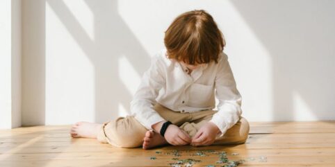 jak rozpoznać i reagować na objawy autyzmu u małych dzieci